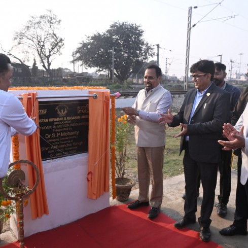 MD HURL Dr SP Mohanty inaugurates the Electronic In Motion Weighbridge EIMWB at HURL Gorakhpur