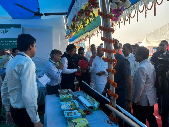 Honorable CM Bihar Shri Nitish Kumar along with Deputy CMs visits HURL stall at Barauni