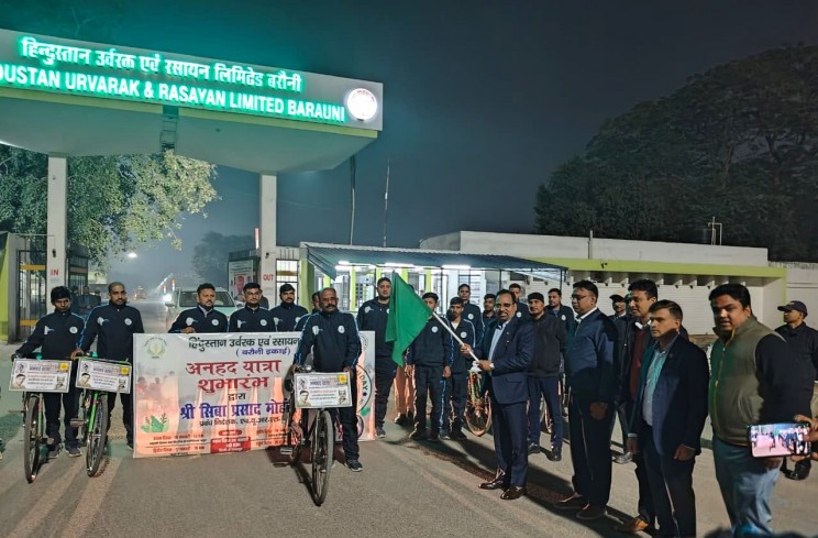 Dr SP Mohanty MD flags off Anhad Yatra Cycle at Barauni Plant
